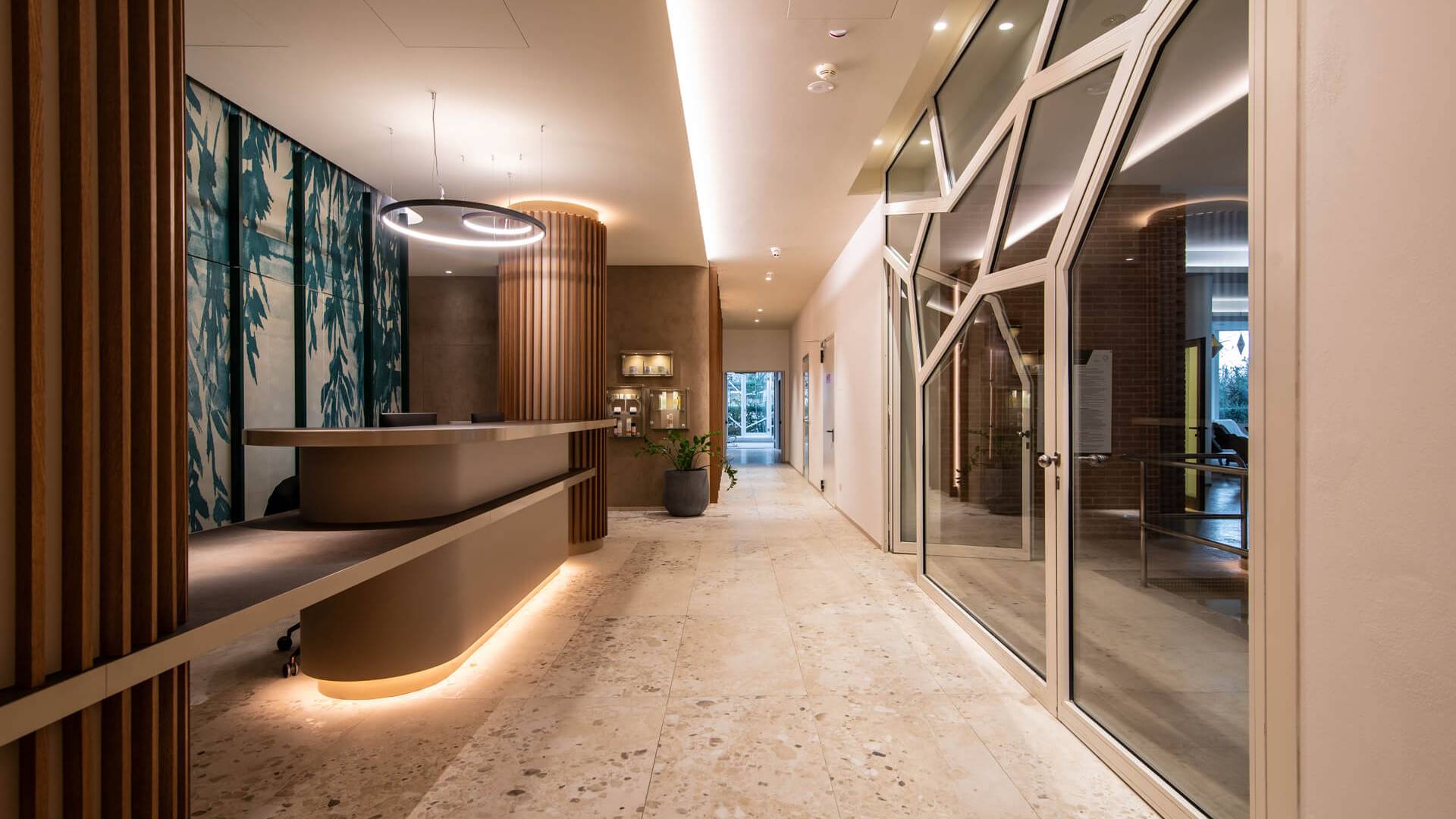 Reception del Nuovo Reparto Cure Termali e Fisioterapia – Terme Preistoriche Reception con design contemporaneo del nuovo Reparto Cure Termali, Fisioterapia e Riabilitazione alle Terme Preistoriche di Montegrotto-Abano Terme